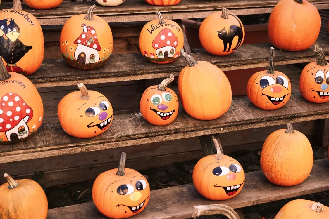 Stelle für deine Feier kleine Kürbisse,  (ideen für eine halloweenfeier) – interaktive halloween-spiele