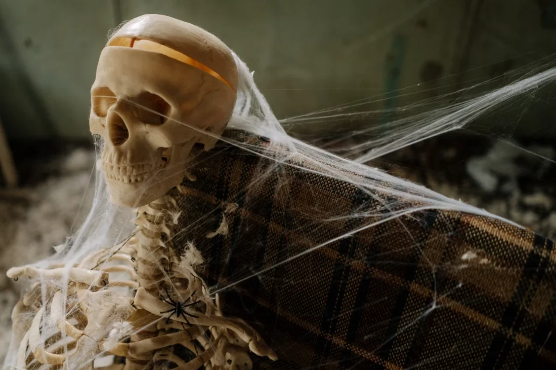 Rejts el papírra írt nyomokat és kisebb  (halloweeni buliötletek) – halloweeni buliprogramok