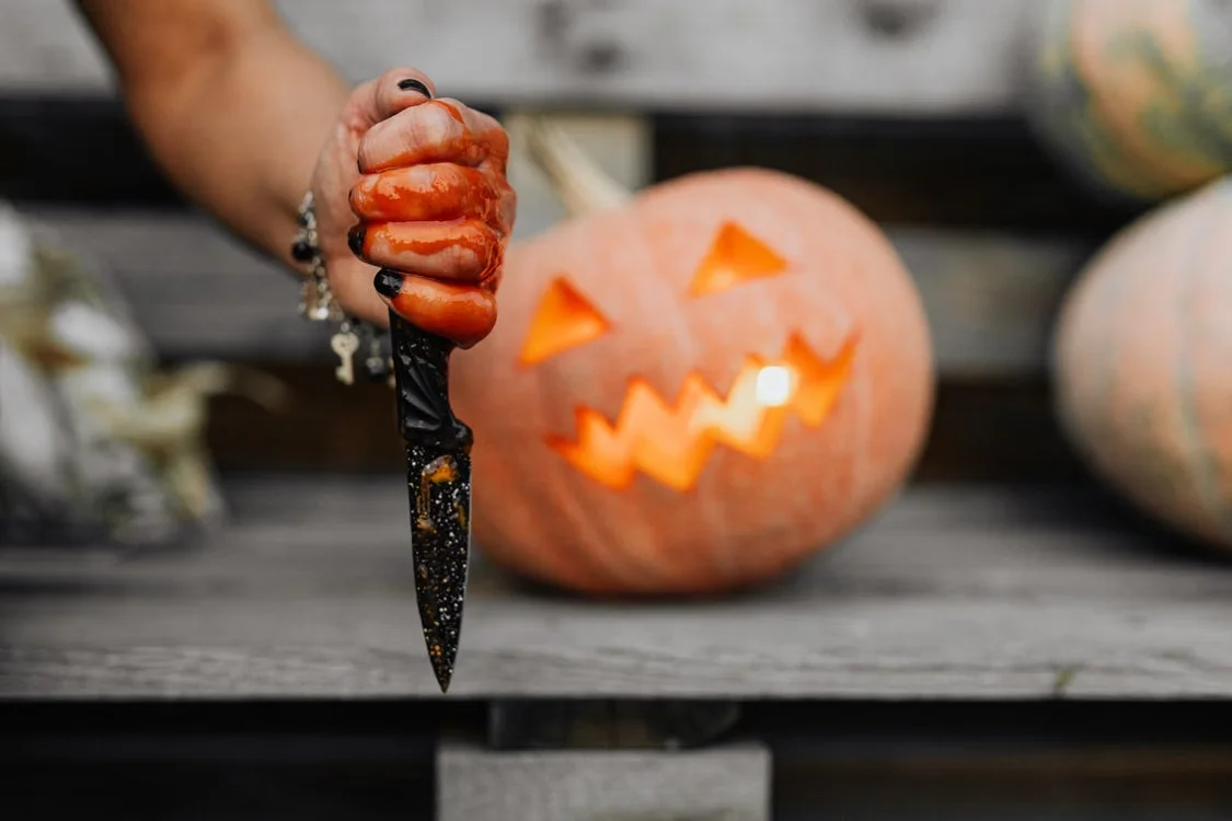 Păstrează povestea într-o notă amuzantă  (idei petrecere halloween) – cocktailuri de halloween