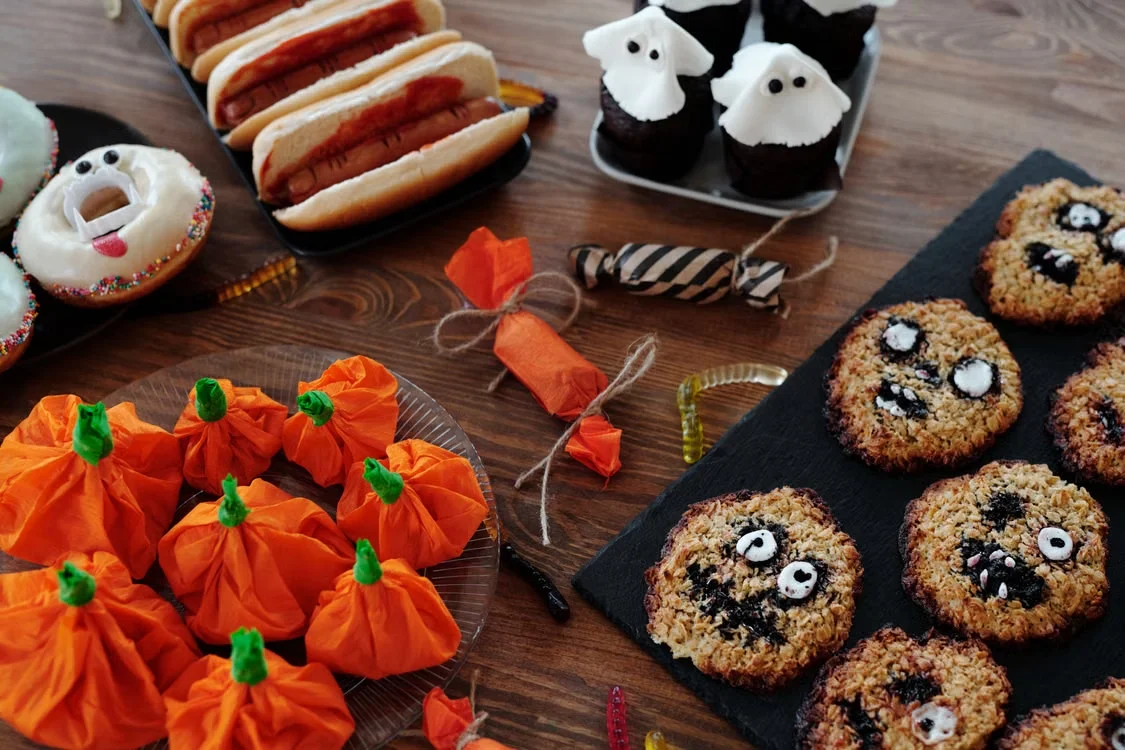 Pe lângă dulciuri, include și câteva pre (idei petrecere halloween) – idei halloween pentru adulți