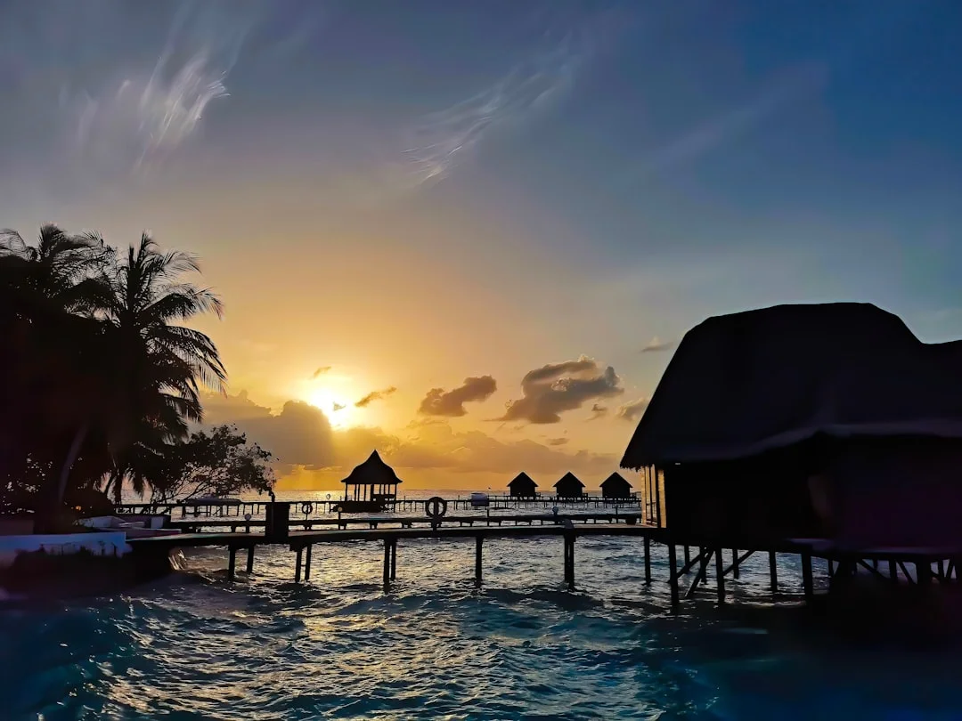 bungalouri pe apă în Maldive lună de miere exotică apus de soare
