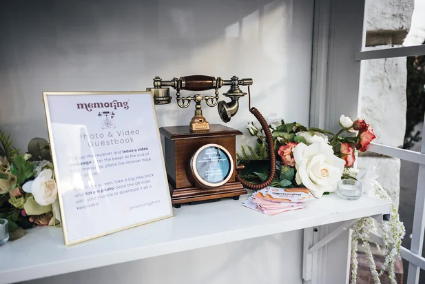 Paar küsst sich in der Video Gästebuch Kamera bei der Hochzeit Paar küsst sich in der Video Gästebuch Kamera bei der Hochzeit