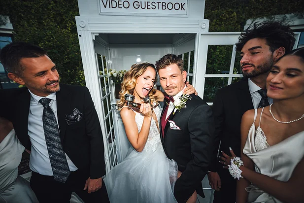 Livre d'or vidéo mariage, les mariés laissent un message avec téléphone Memoring Livre d'or vidéo mariage, les mariés laissent un message avec téléphone Memoring