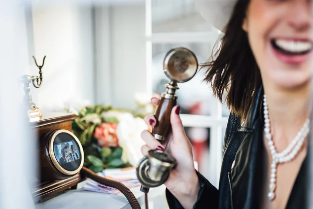 Antique phone equipped with a camera and light source is the Memoring Pro