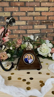 Mireasă tânără lasă un mesaj pentru mire în guestbook video