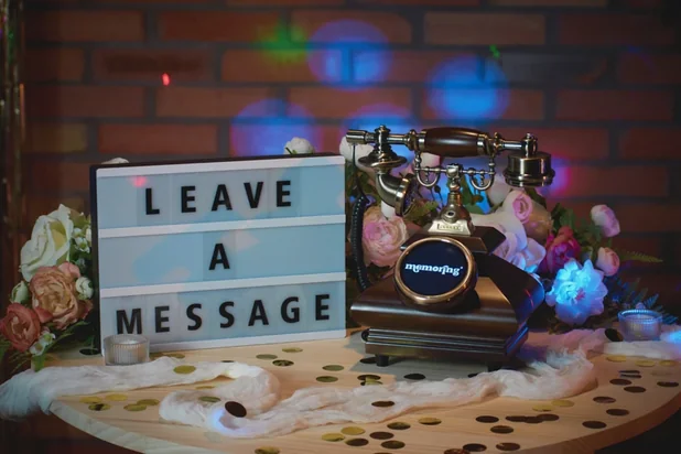 Telefon antic echipat cu cameră pentru guestbook video