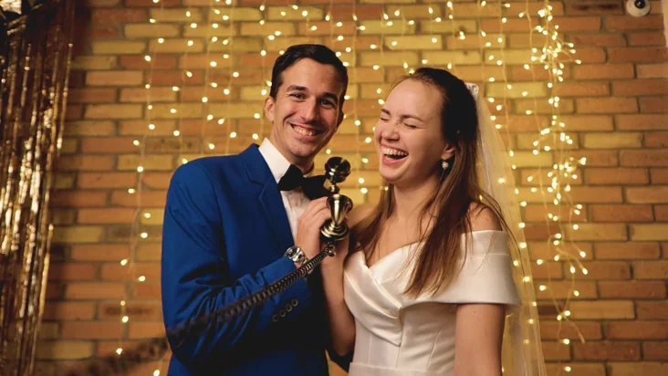 Bride and groom leave a message for themselves in the Memoring video guestbook