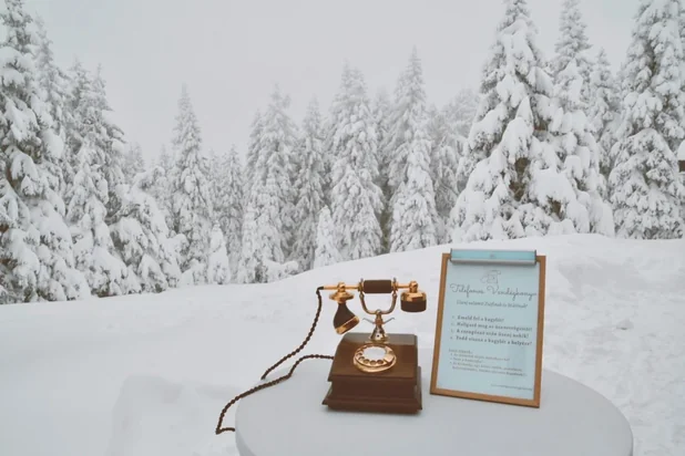 Memoring phone at a special skiing wedding