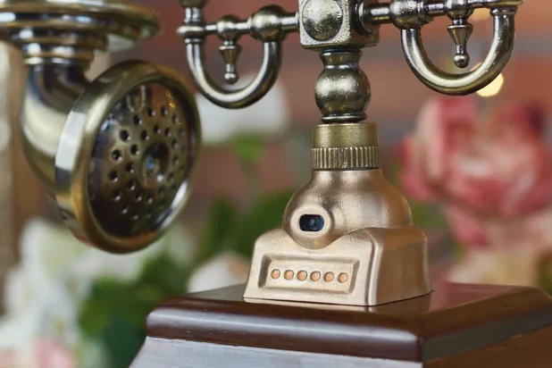 Antique phone equipped with a camera and light source is the Memoring Pro